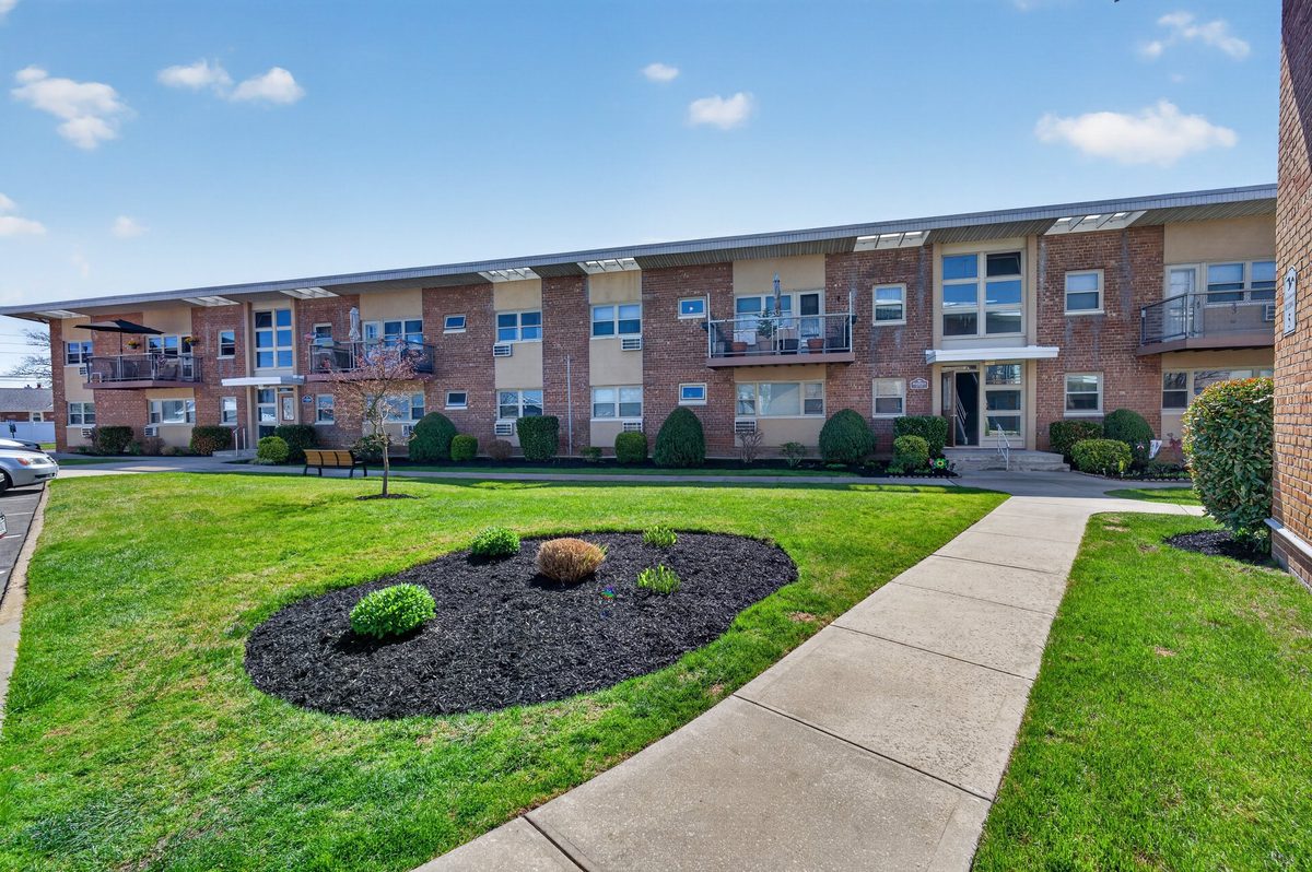 4 Rose Street Unit 6-F1, Oceanside NY - under contract with Sharon Basiratmand