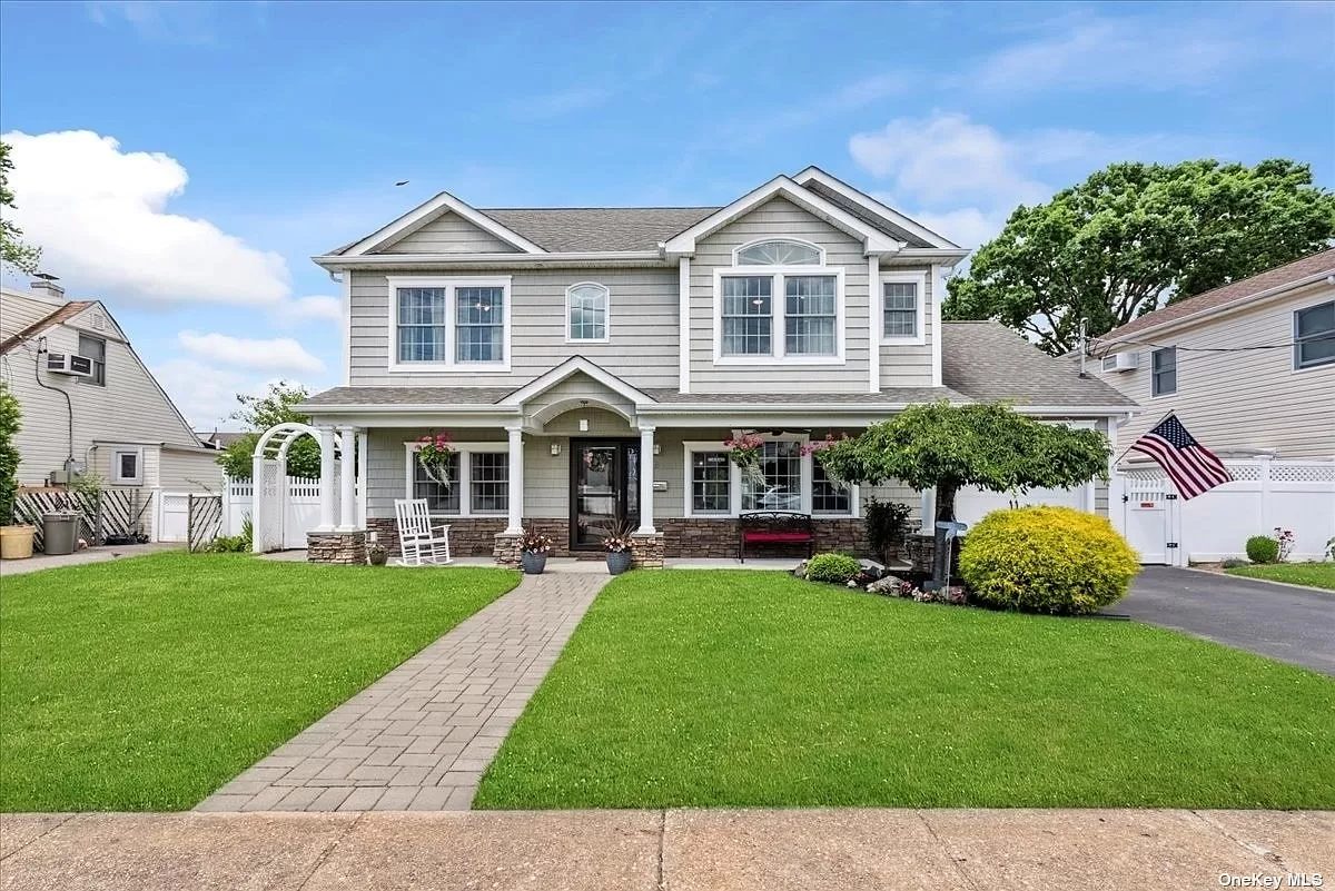 6 Roxbury Lane, Massapequa NY - sold by Sharon Basiratmand