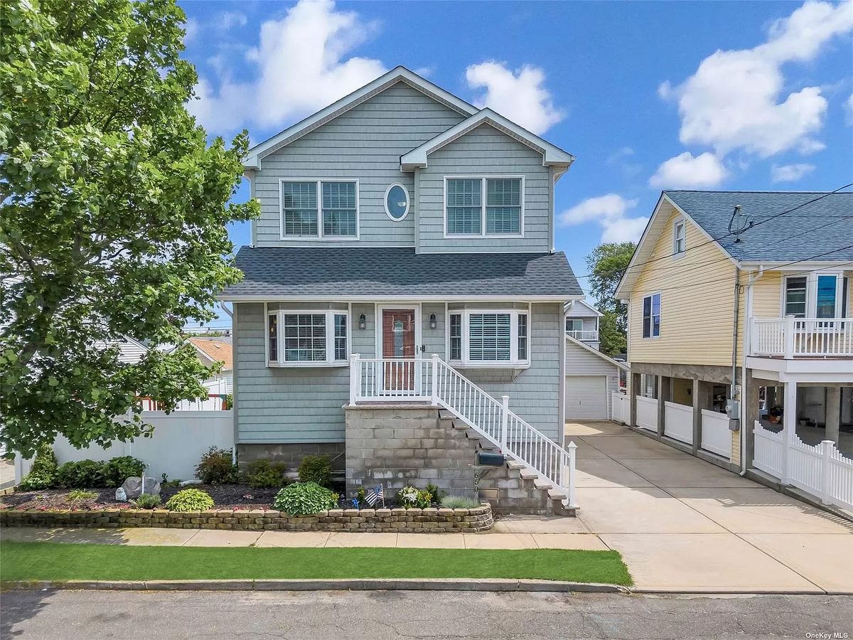 650 South 8th Street, Lindenhurst NY - sold by Sharon Basiratmand